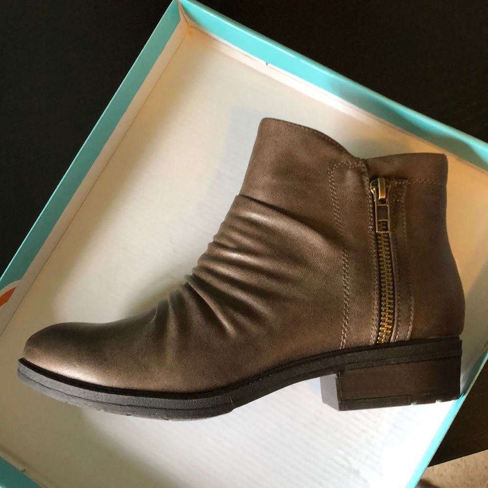 Baretraps BNWT 6.5